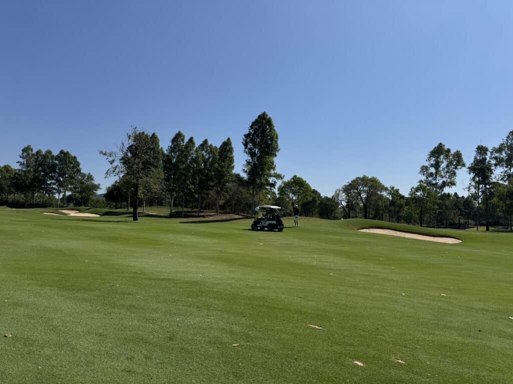 파타야 시암CC 워터사이드 골프장 풍경, 푸른 잔디와 맑은 하늘이 어우러진 모습.