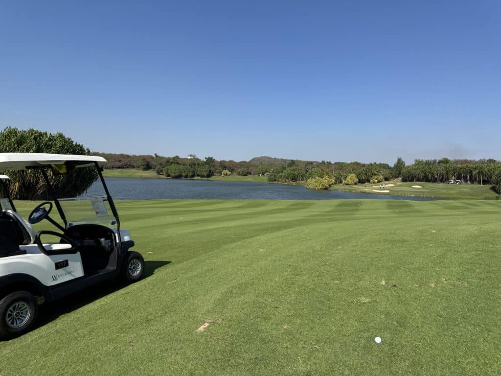 파타야 시암CC 워터사이드 골프장 전경, 푸른 잔디와 맑은 하늘이 어우러진 모습.