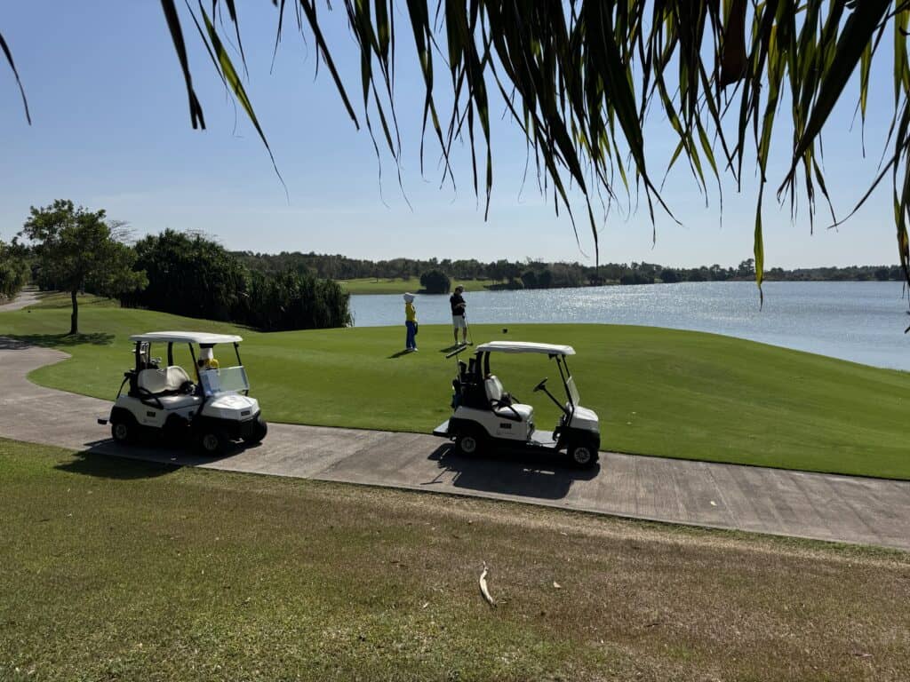 파타야 시암CC 워터사이드 골프장 전경, 푸른 잔디와 골프카트, 평화로운 자연 풍경.