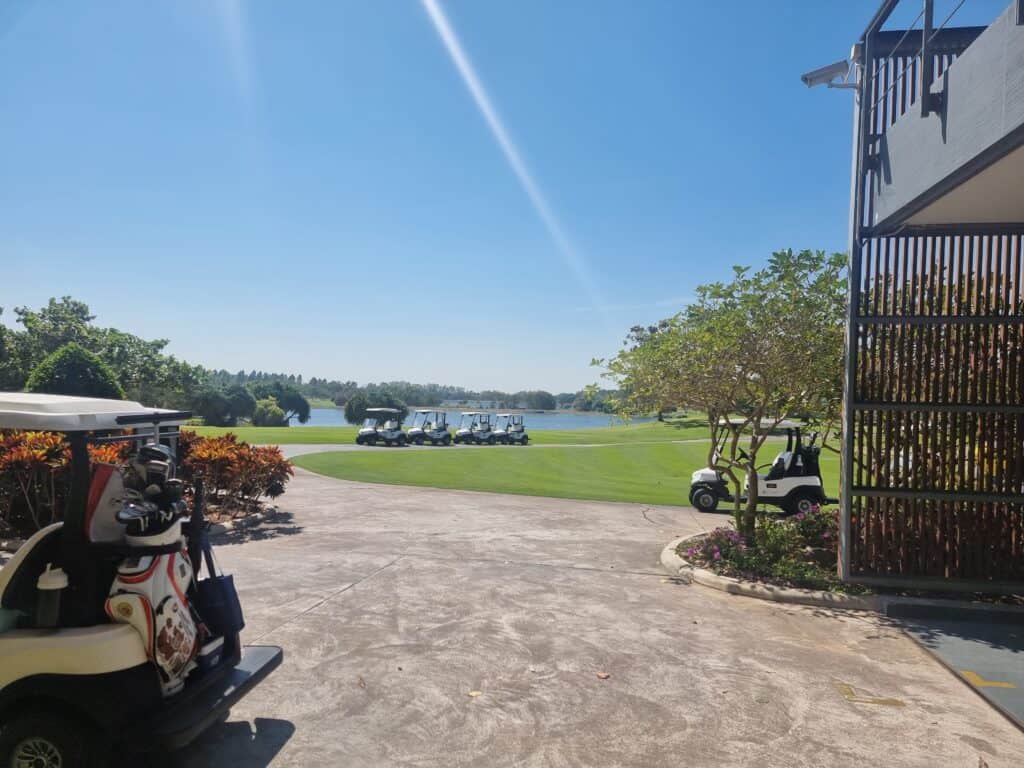 파타야 시암CC 워터사이드 골프장 전경, 푸른 잔디와 맑은 하늘이 어우러진 모습.