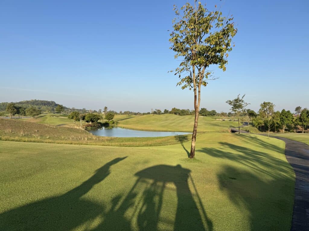 파타야 치찬CC 골프장 풍경, 푸른 잔디와 맑은 하늘이 어우러진 골프장 전경.