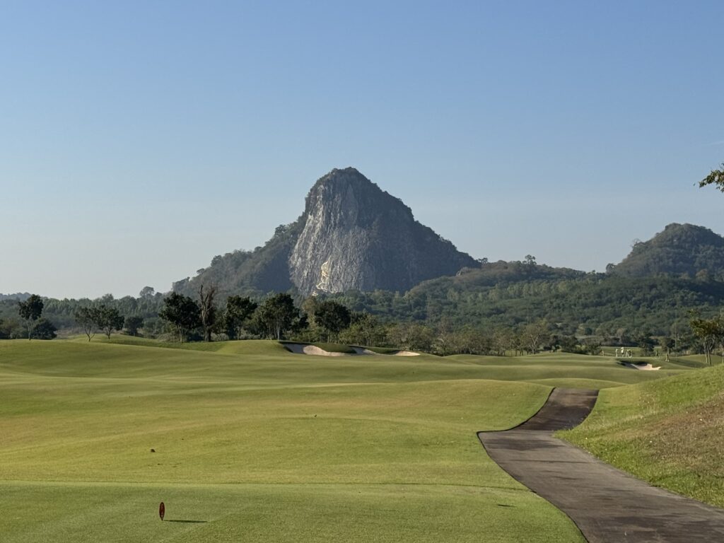파타야 치찬CC 골프장과 황금 절벽 사원 뷰, 유리알 그린이 어우러진 아름다운 풍경.