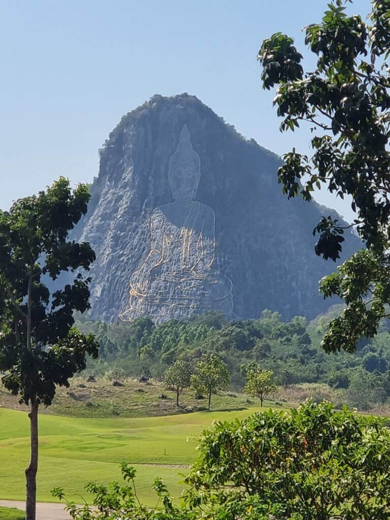 파타야 치찬CC 골프장과 황금 절벽 사원 뷰, 유리알 그린이 어우러진 아름다운 자연 풍경.