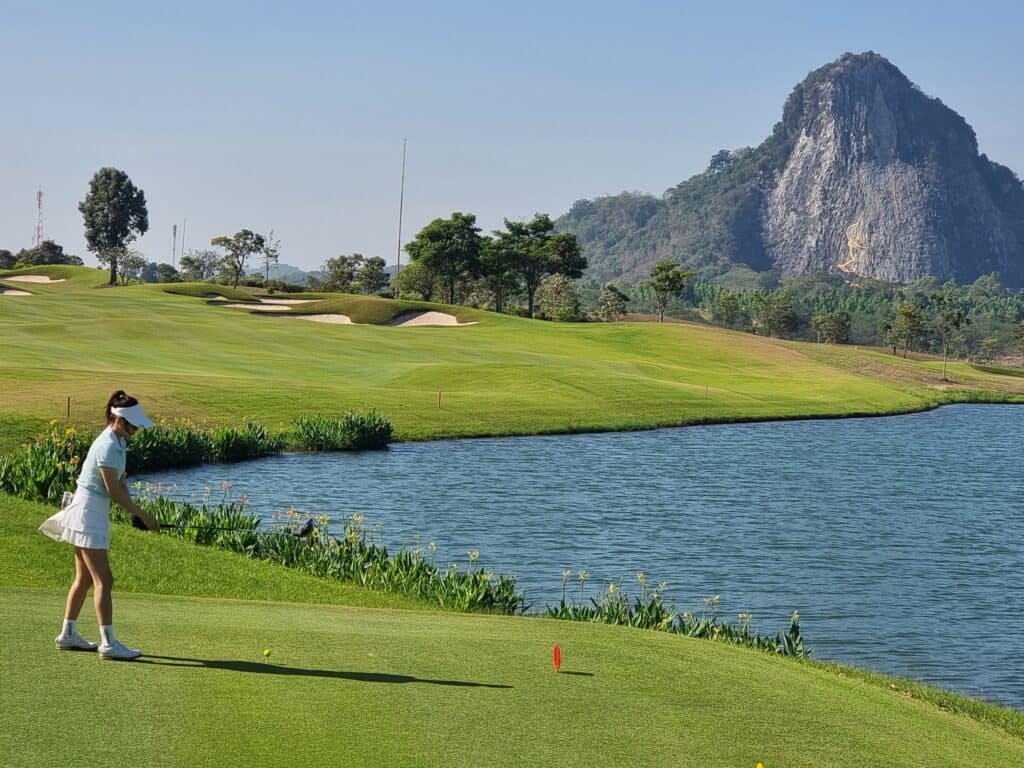 파타야 명문 골프장, 아름다운 자연과 연못이 어우러진 골프장 풍경.