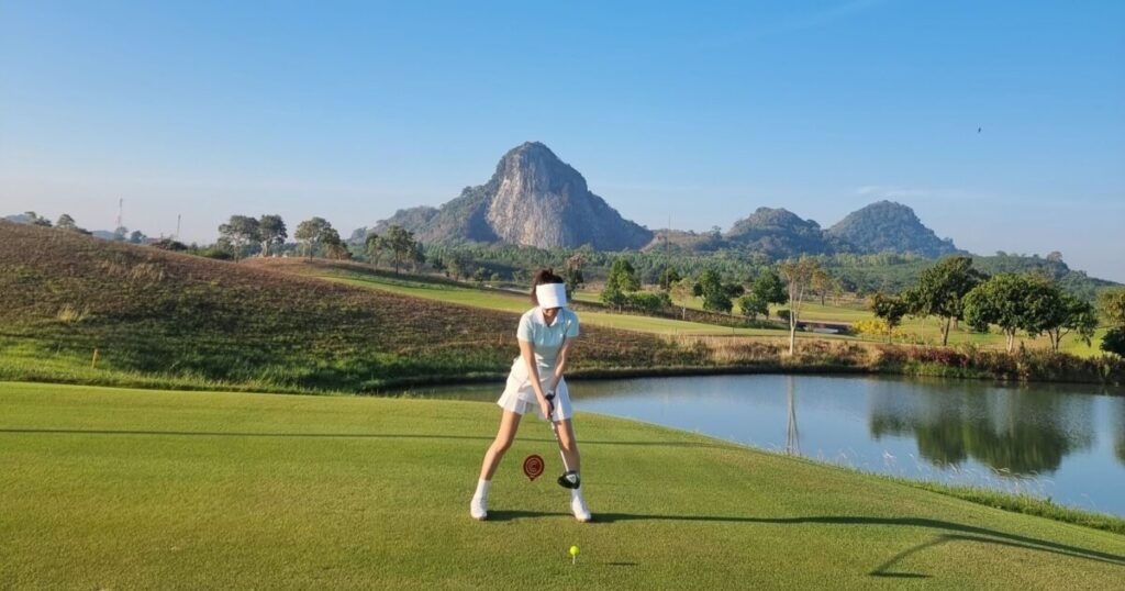 태국 파타야 치찬CC 골프장 전경, 황금 절벽 사원과 유리알 그린을 조망하며 라운딩하는 모습
