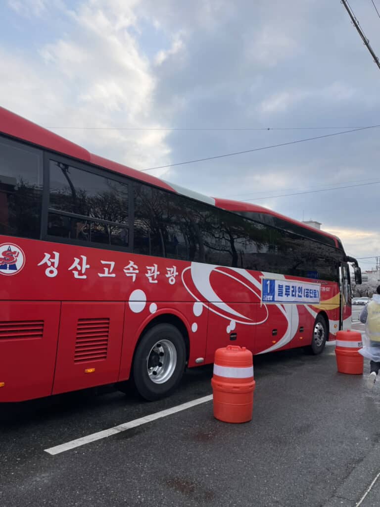 제주도 버스와 아름다운 자연 풍경.