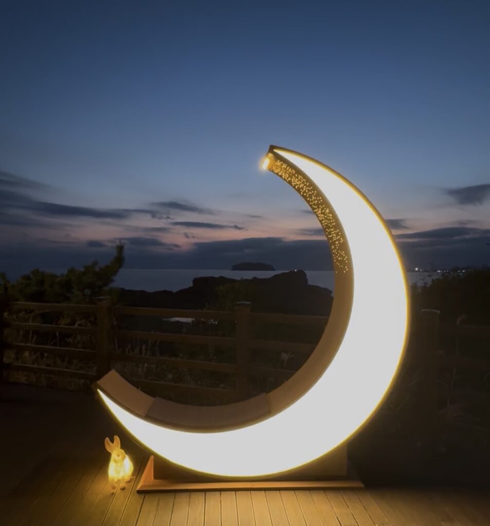 달 모양 조형물과 야경이 어우러진 풍경.