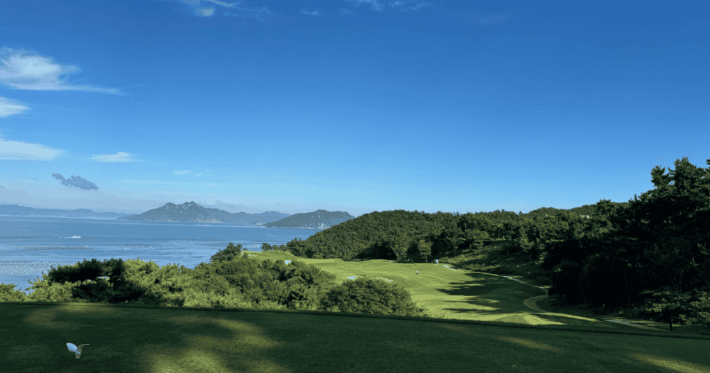 South Cape left-dogleg hole with a stunning ocean vista.