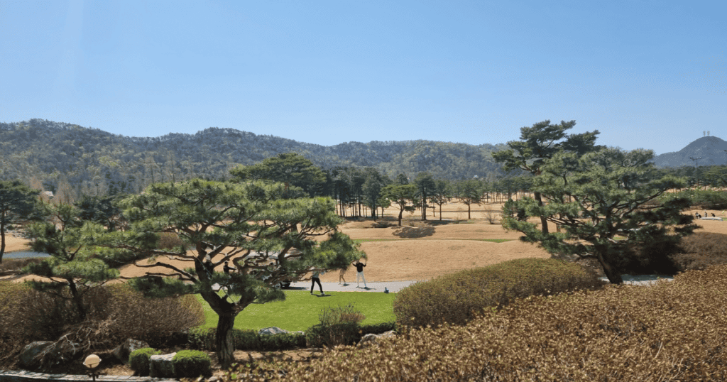 최고의 골프장 풍경을 보여주는 아름다운 자연경관 사진입니다. 서울 근처의 평화로운 골프 코스에서 즐거운 시간 보내기.