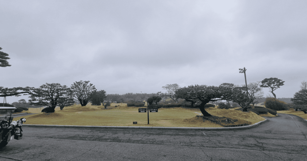 서산수CC 클럽하우스 앞 탁 트인 그린 연습장 전경