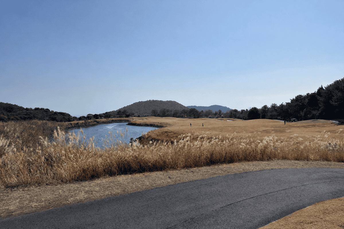 서귀포 팬텀CC 겨울 라운딩 코스 전경과 호수 해저드 전경