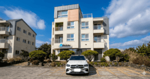 서귀포의 한적한 마을 풍경과 깔끔한 한 달 살기 숙소 외관 및 렌터카 모습