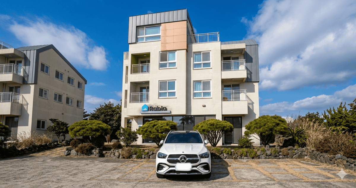 서귀포의 한적한 마을 풍경과 깔끔한 한 달 살기 숙소 외관 및 렌터카 모습