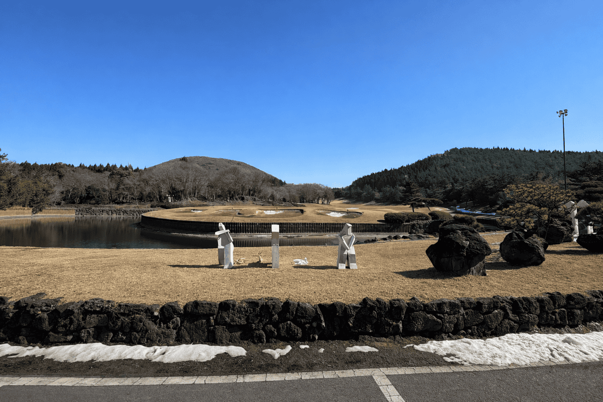 제주 타미우스CC 겨울 라운딩 코스 전경과 호수 해저드 모습