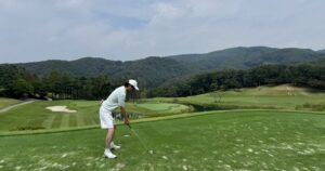 아시아나CC의 수려한 자연 경관을 배경으로, 역동적인 스윙을 하고 있는 남성 골퍼의 모습입니다.