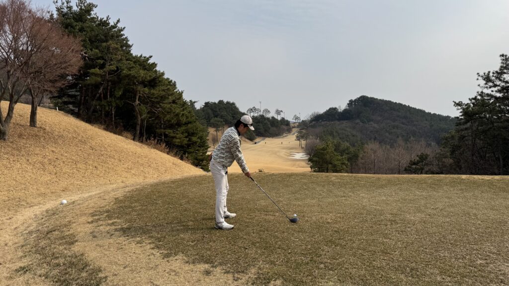 화성상록CC에서 골프 치는 골퍼 모습, 아름다운 자연 배경.