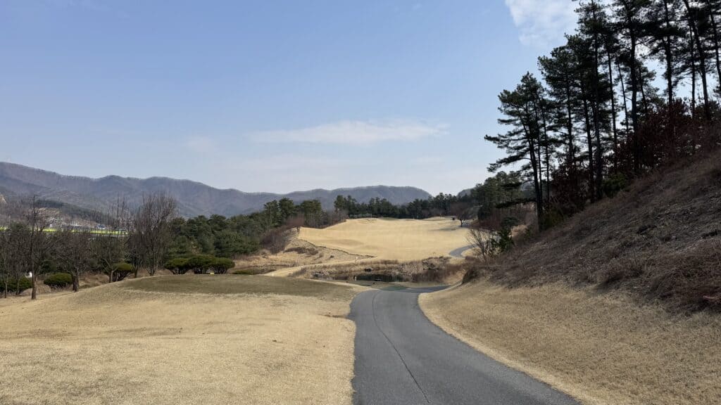 화성상록CC의 아름다운 그린코스와 주변 자연 풍경, 쾌적한 골프 환경을 보여줍니다.