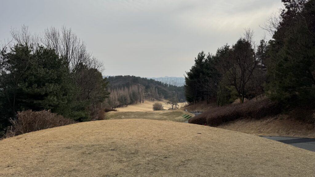 그린피와 주변 자연 풍경이 조화를 이루는 화성상록CC 골프장 모습.