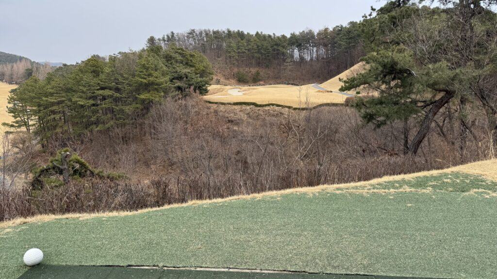 화성상록CC 골프장 전경과 자연 풍경, 그린과 페어웨이 모습.