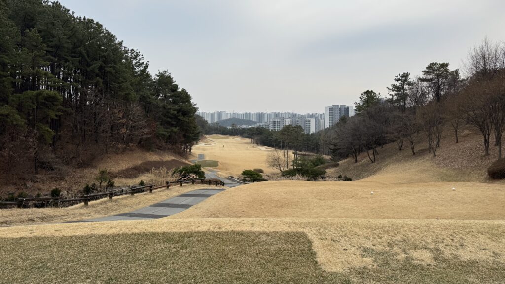 화성상록CC 골프장 전경, 푸른 그린과 자연 풍경이 어우러진 골프 코스 모습.