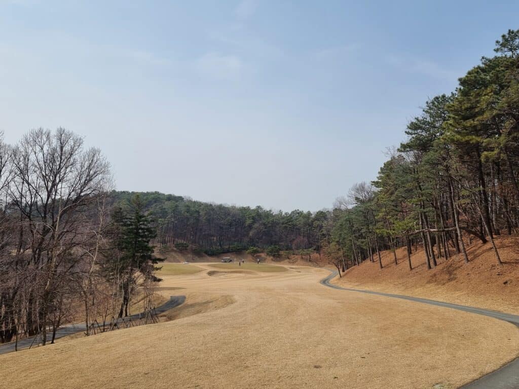 제주 골프장 전경, 아름다운 자연과 잘 관리된 페어웨이, 평화로운 풍경이 돋보입니다.