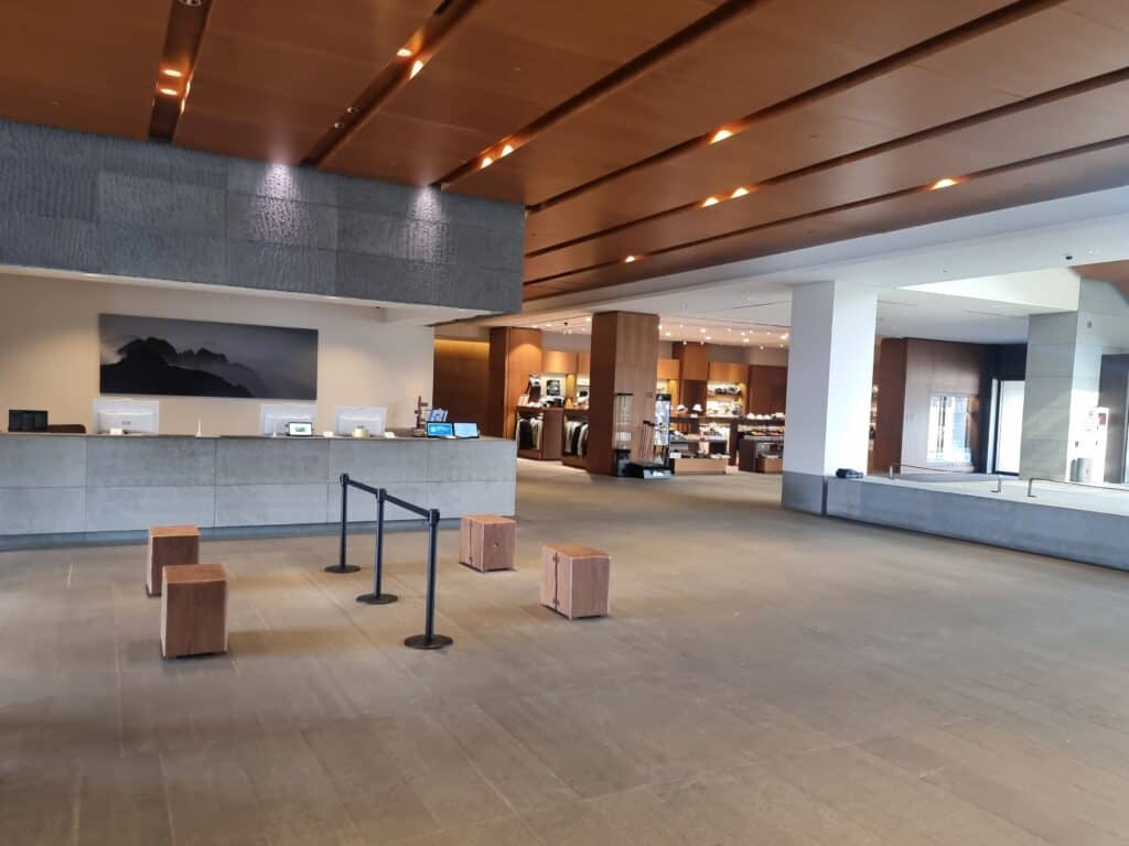 스윙 연습장과 대기 공간, 현대적인 인테리어.