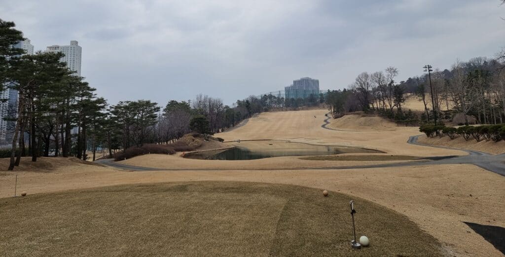수원 CC 골프장 전경, 겨울철 프리미엄 골프 경험을 위한 최고의 장소입니다.