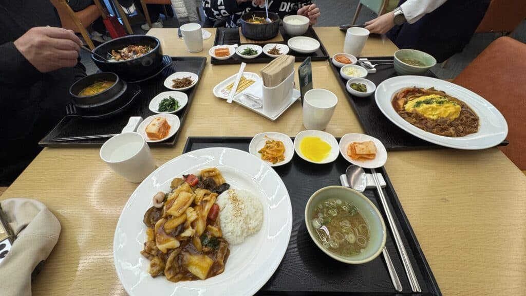 한국 전통 요리와 다양한 반찬이 풍성한 식사 모습.