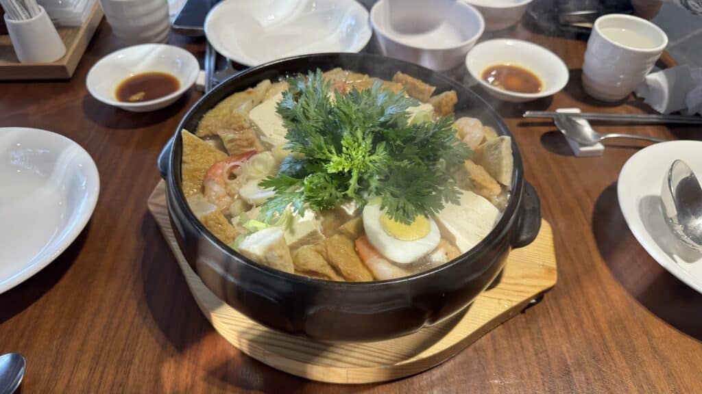 신비아 한식 전골, 신선한 재료와 풍부한 맛이 어우러진 전골 요리입니다.