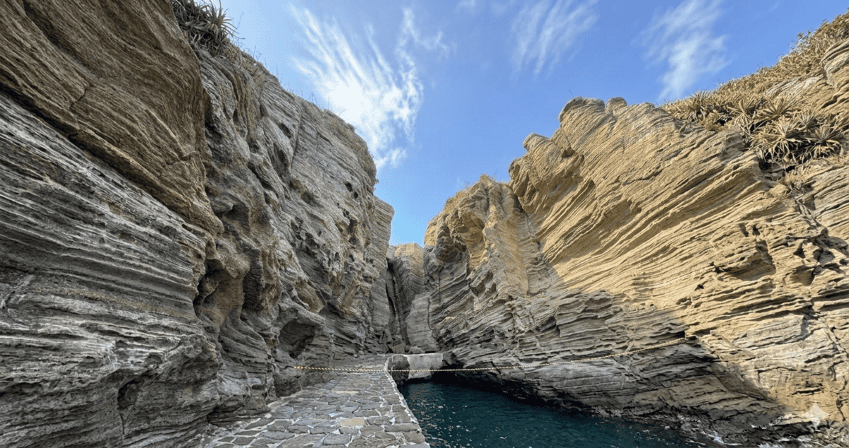 제주 용머리해안의 웅장한 사암층 암벽과 해안 탐방로 전경