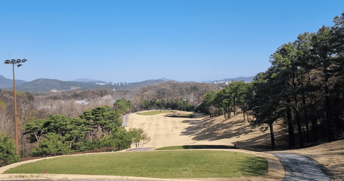 Fairway views of the Mountain and Forest courses at Lakewood CC, showcasing pristine turf conditions and well-maintained greens.
