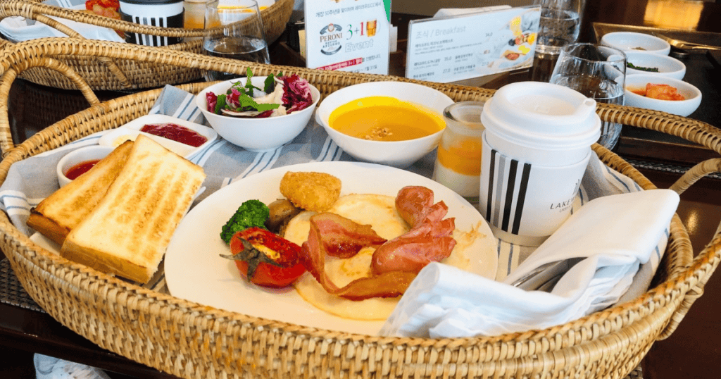 아침 식사와 신선한 재료로 만든 다양한 메뉴가 포함된 식사 세트입니다.