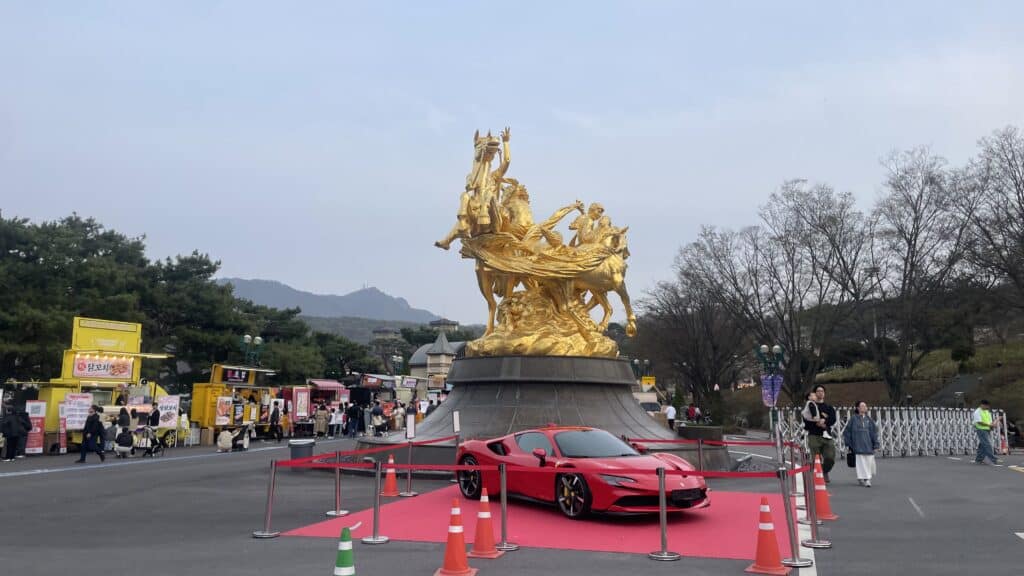 과천 경마장 벚꽃 축제와 함께하는 신비로운 조각상.