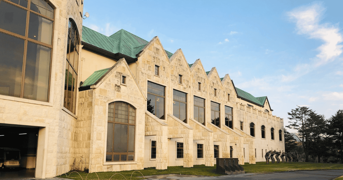 Exterior of Maestro CC clubhouse with a golfer sculpture.