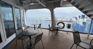 제주-목포 퀸제누비아호 야외 테라스 식당 테이블