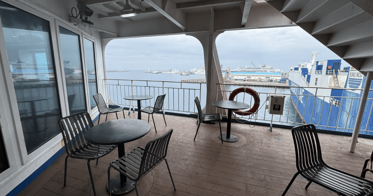 제주-목포 퀸제누비아호 야외 테라스 식당 테이블