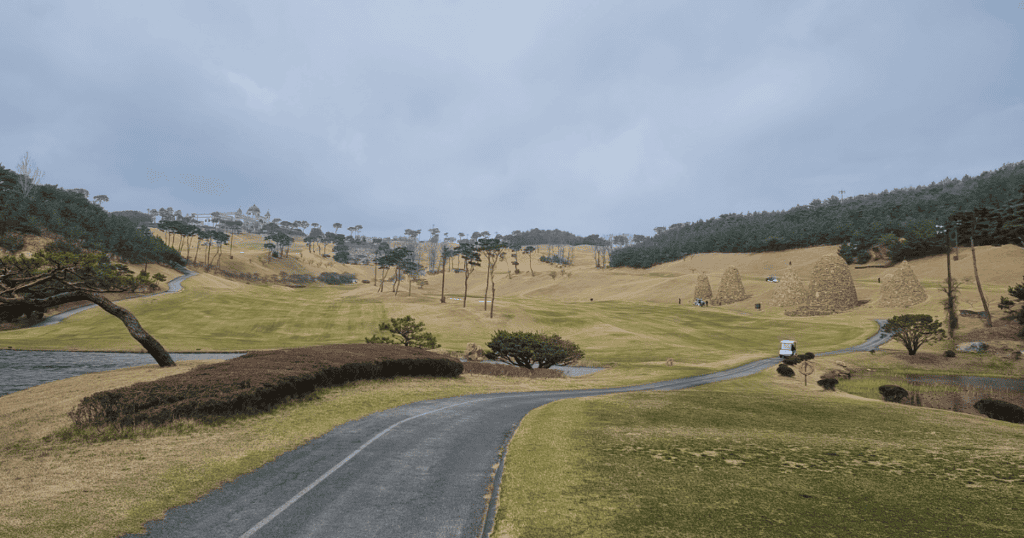 서산수CC 골프장 풍경, 푸른 잔디와 넓은 페어웨이, 자연 속에서 즐기는 골프 여행.