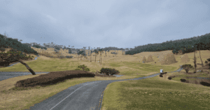 서산수CC 골프장 풍경, 푸른 잔디와 넓은 페어웨이, 자연 속에서 즐기는 골프 여행.