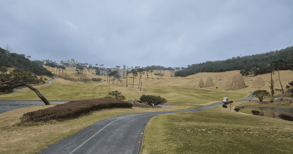 서산수CC 골프장 풍경, 푸른 잔디와 넓은 페어웨이, 자연 속에서 즐기는 골프 여행.