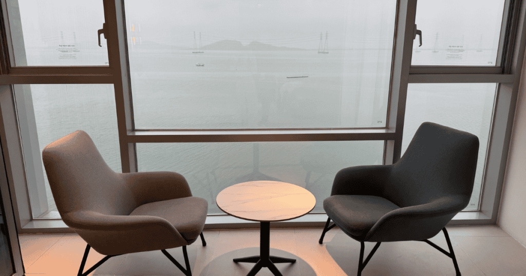오션뷰가 보이는 거북섬 호텔의 아늑한 카페 공간입니다.