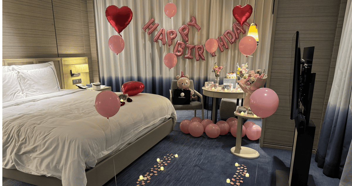 생일 축하 풍선과 장식이 있는 호텔 객실.
